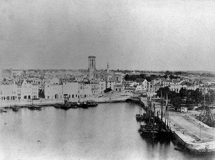 Bassin vu vers le fond avec les quais et écluse du pont Saint Sauveur. Vue prise depuis la tour Saint Nicolas.
