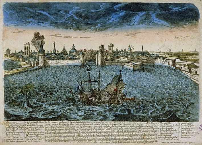 Le front de mer vu de l'avant port et la ville.