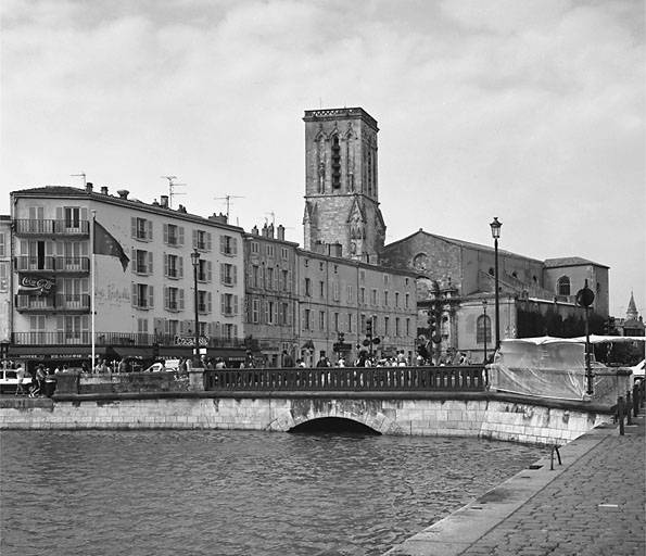 Pont Saint Sauveur, entre le bassin et le canal Maubec, vu depuis l'ouest.