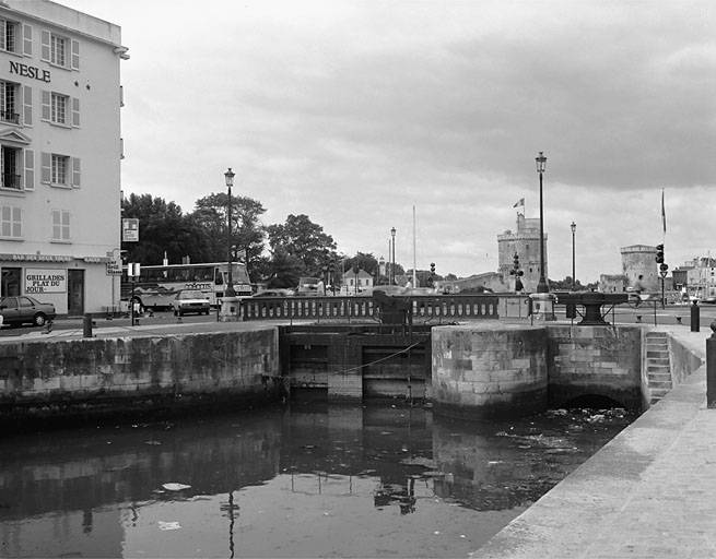 Pont Saint Sauveur et écluse, entre le bassin et le canal Maubec, vu depuis l'est.
