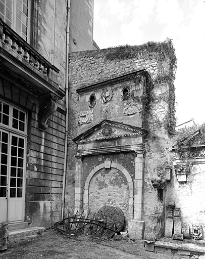 Porte déposée dans le jardin.