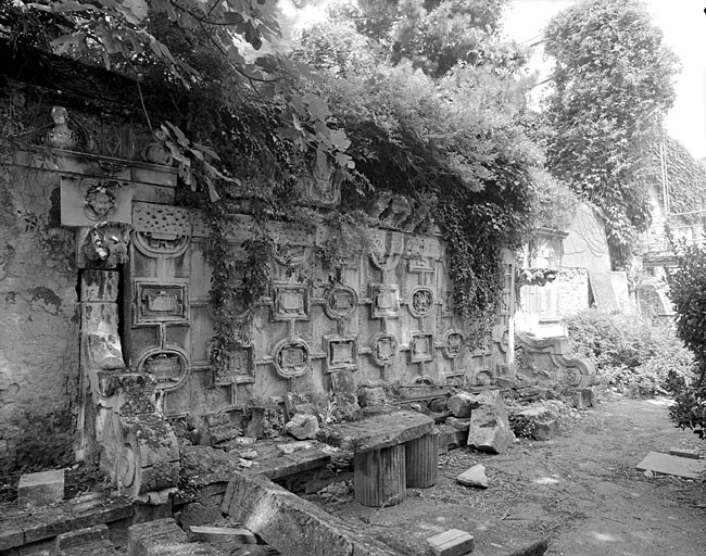 Plafond de la maison 6, rue du Minage, déposée dans le jardin, rue Gargoulleau.