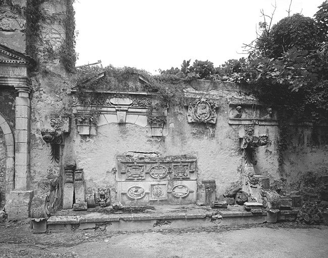 Fragment de plafond de l'hôtel de ville, déposé dans le jardin.