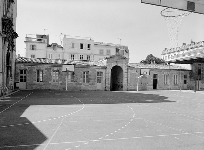 Cour sud ouest, corps de bâtiment sud, élévation sur cour avec passage couvert donnant sur la rue du Collège.