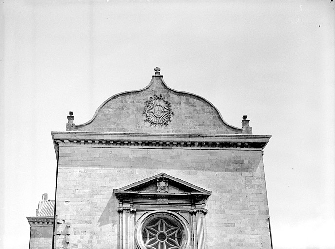 Chapelle, façade, détail du fronton.