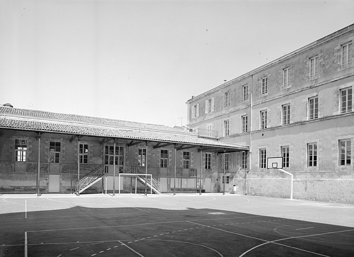 Cour sud ouest, corps de bâtiment ouest et nord, élévations sur cour.