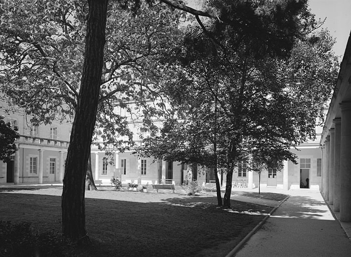 Cour ouest vue vers l'ouest.