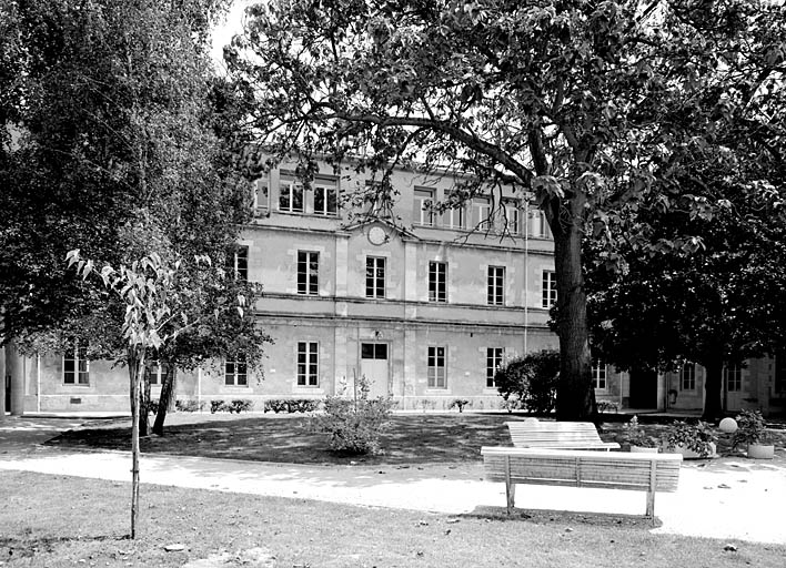 Collège municipal, puis de jésuites, puis royal, puis lycée impérial, actuellement collège Eugène-Fromentin