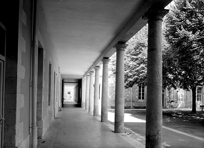 Cour est, galerie du corps de bâtiment sud.
