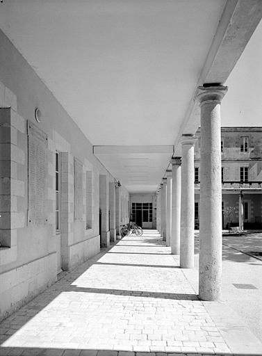 Cour ouest, galerie du corps de bâtiment ouest.