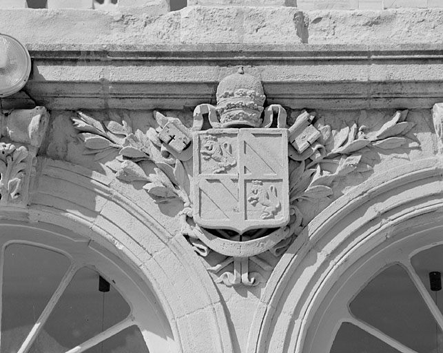 Corps central, élévation sud, corps d'entrée, armoiries de Pie IX.