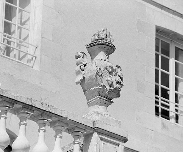 Corps central, élévation sud, corps d'entrée, pot à feu.