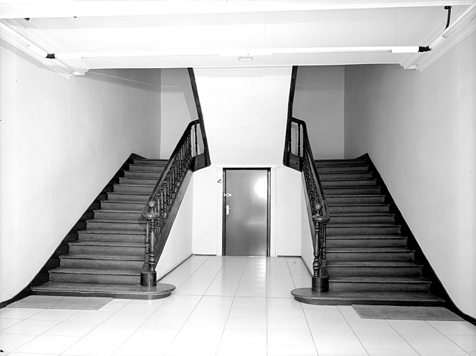 Corps central, escalier principal au rez-de-chaussée.