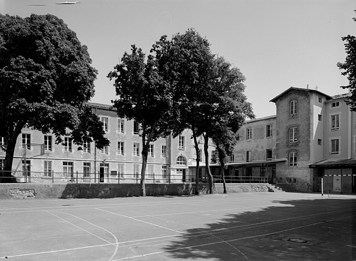 Corps de bâtiment sud est, élévations sur cour.