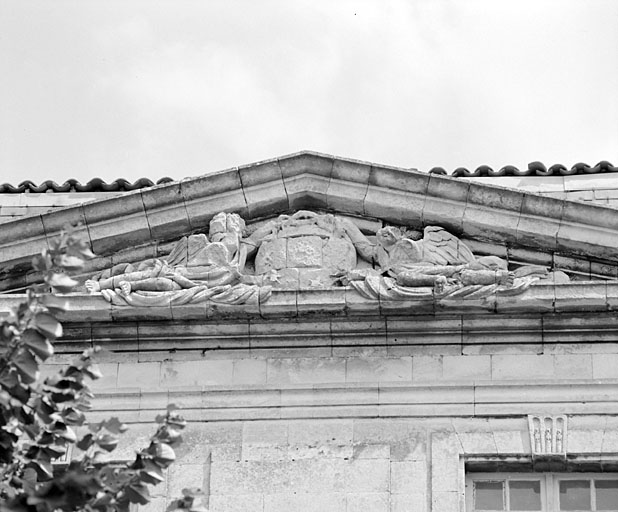 Corps principal, élévation ouest, détail du fronton.