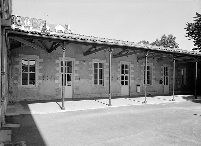 Cour nord, préau.