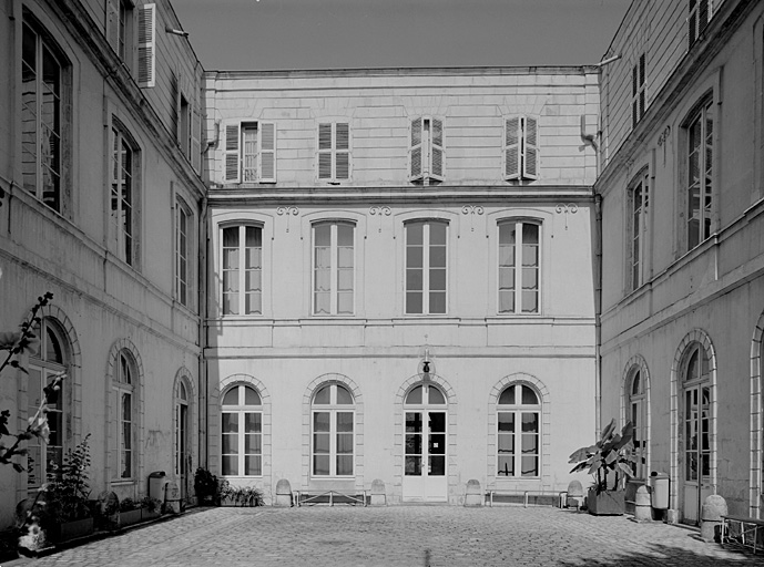 Elévations antérieures sur cour.