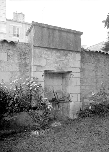 Puits avec élévateur d'eau.