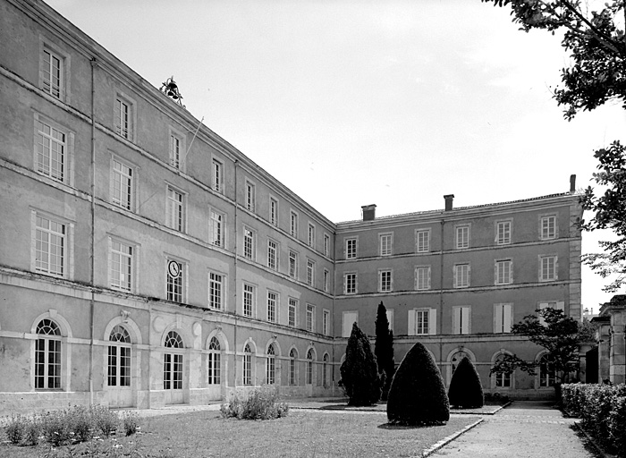 Corps principal et aile est, élévations antérieures.