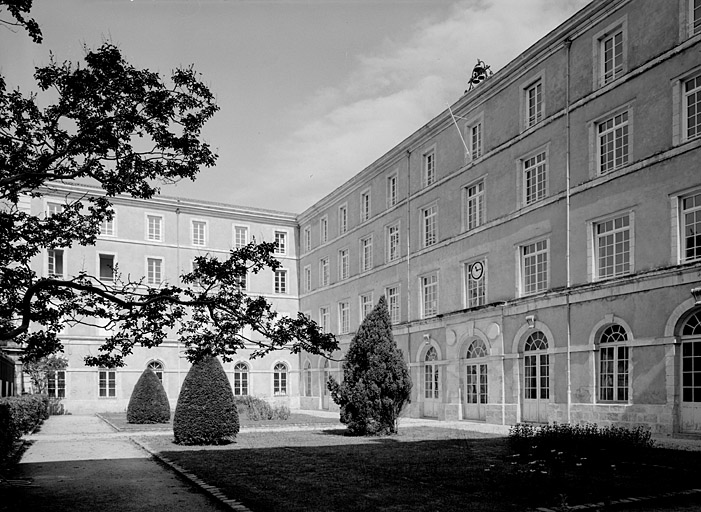 Corps principal et aile ouest, élévations antérieures.