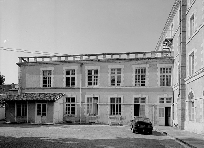 Corps de bâtiment est construit sur l'emplacement de la chapelle, élévation postérieure.