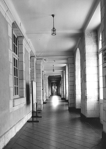 Corps principal, intérieur, rez-de-chaussée, couloir.
