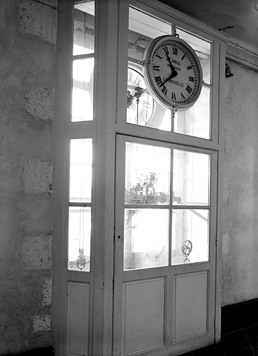 Corps principal, intérieur, premier étage, horloge et son mécanisme.