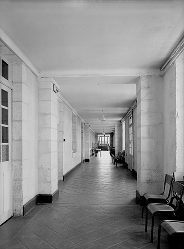 Corps principal, intérieur, deuxième étage, couloir.