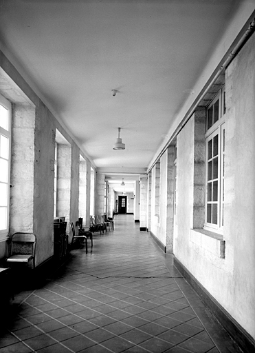 Corps principal, intérieur, troisième étage, couloir.