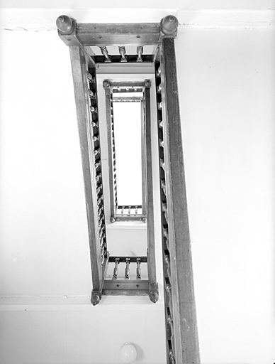 Aile est, escalier vu de bas en haut.