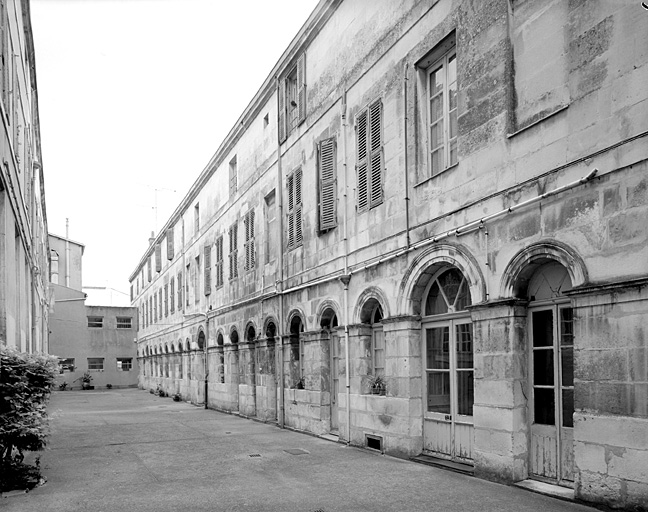 Bâtiment est entre rue et cour, élévation sur cour.