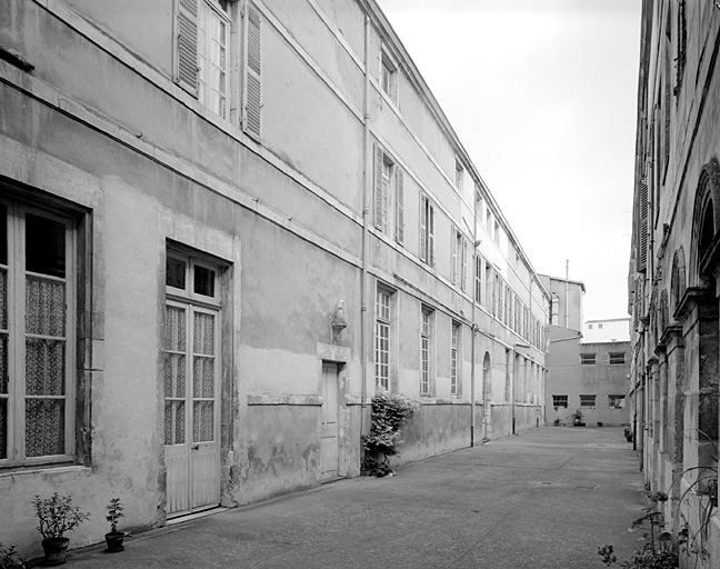 Bâtiment entre cour et cloître, élévation sur cour.