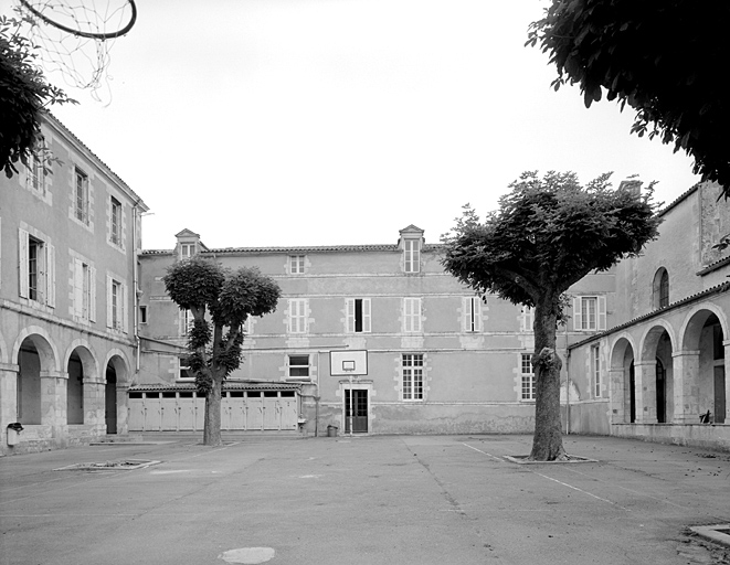 Bâtiment entre cour et cloître, élévation sur la cour du cloître.