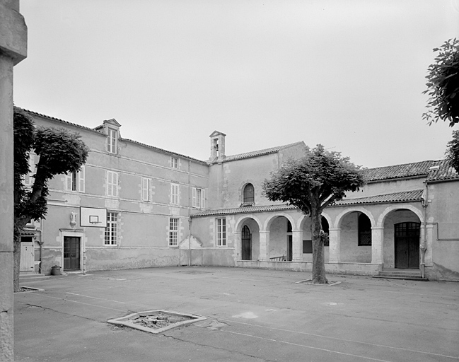 Bâtiment entre cour et cloître, élévation sur la cour du cloître avec chapelle et galerie sud du cloître.