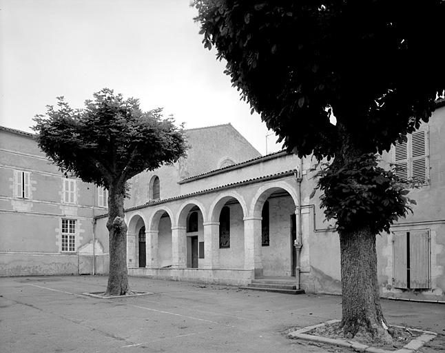 Galerie sud du cloître et chapelle, élévation sur cour.