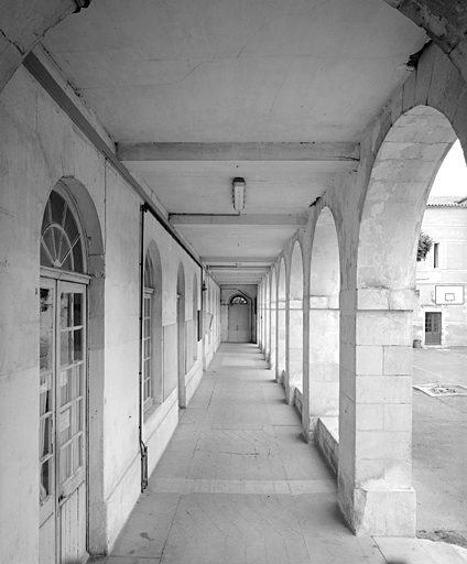 Aile nord du cloître, intérieur de la galerie.