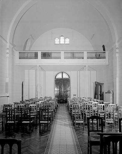 Chapelle, intérieur vu vers l'entrée.