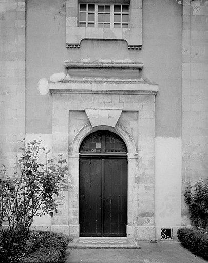 Chapelle, façade, détail de la porte.