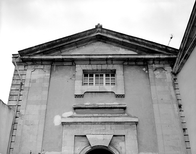 Chapelle, façade, détail du fronton.