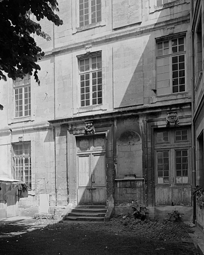 Bâtiment principal, élévation antérieure, détail de la porte.