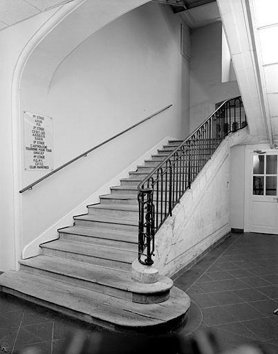 Bâtiment principal, escalier principal.