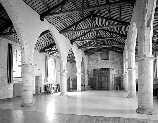 Chapelle, intérieur vu vers l'entrée.