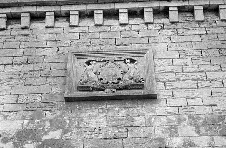 Relief sculpté aux armes de La Rochelle, daté 1864.