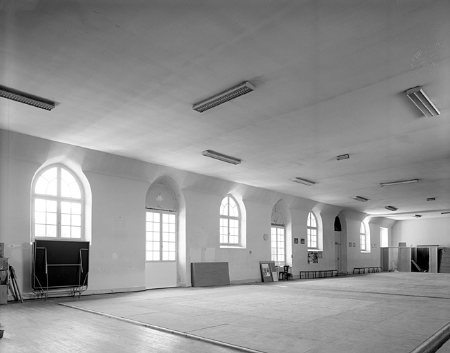 Chapelle, intérieur au niveau des fenêtres.