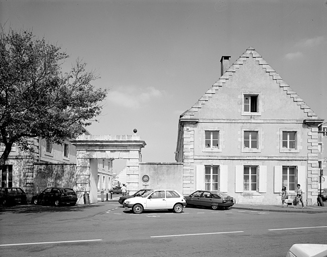 Bâtiment sud est et portail, élévations sud.