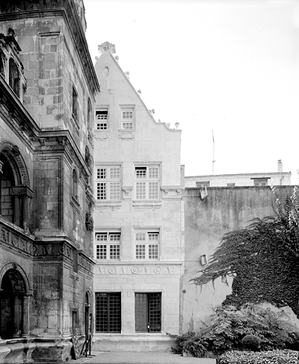 Corps principal nord, élévation sud sur jardin.