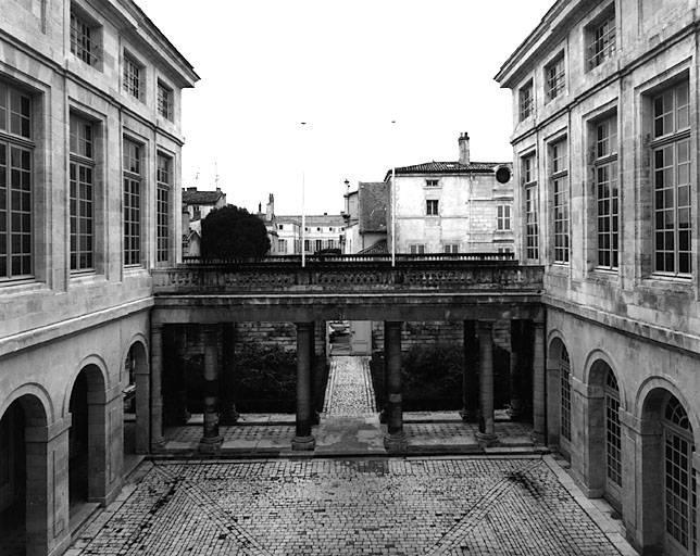 Cour vue vers l'ouest depuis la salle haute.
