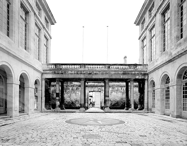 Cour vue vers l'ouest, colonnade.