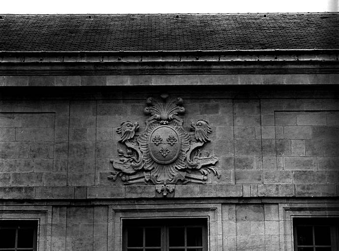 Corps central, élévation ouest, armoiries de France sur l'attique.