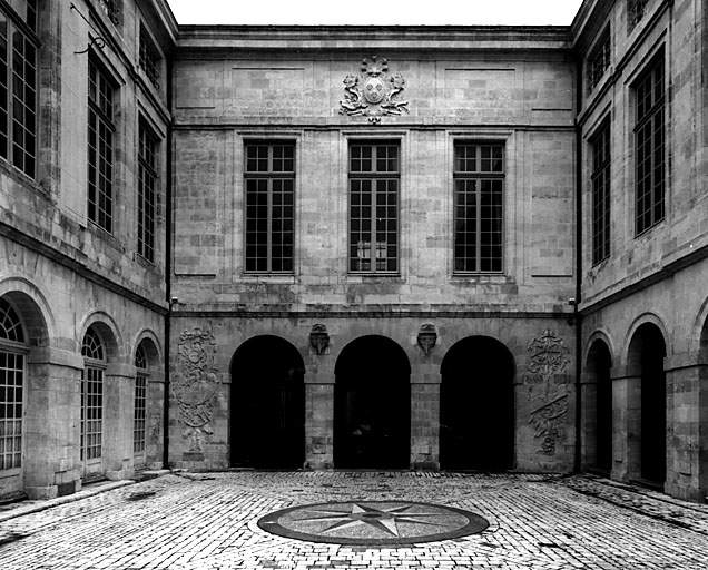 Corps central, élévation ouest.